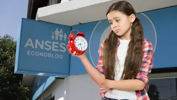 Niña triste de la AUH con reloj en Anses
