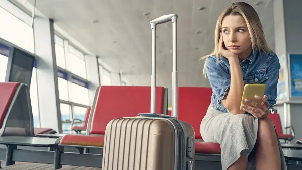 Pasajera preocupada en aeropuerto