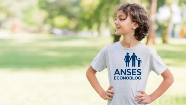 Niño con remera de Anses para SUAF