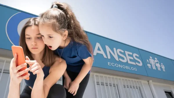 Madre de la AUH con su celular en Anses