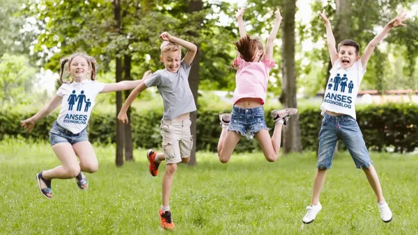 Niños de AUH y SUAF con remeras de Anses