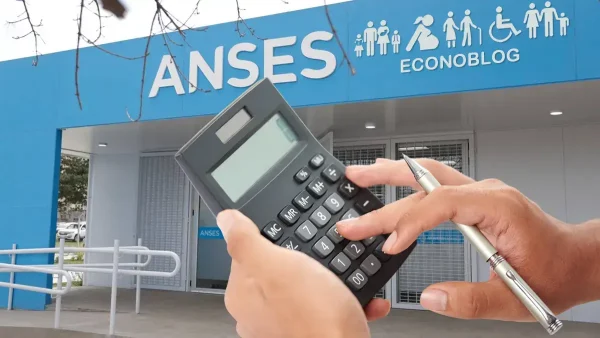 Mano con calculadora en Anses