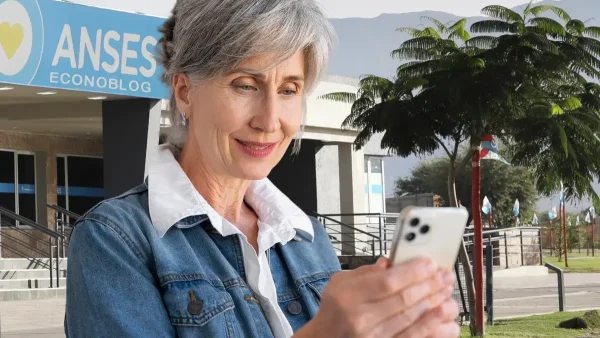 Jubilada con su celular en Anses