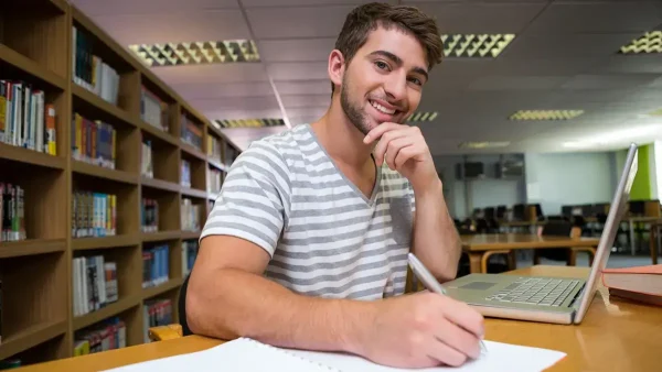 Estudiante en biblioteca