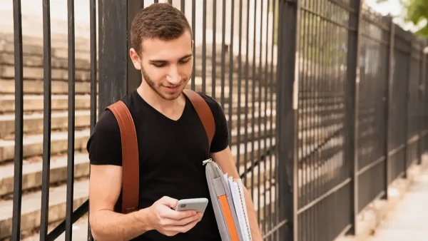 Estudiante con su celular