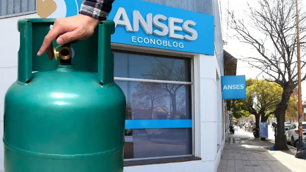 Mano con garrafa en Anses