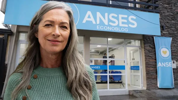 Jubilada frente a oficina de Anses