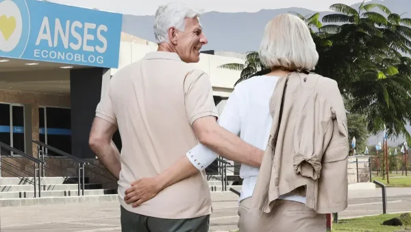 Pareja de jubilados en Anses