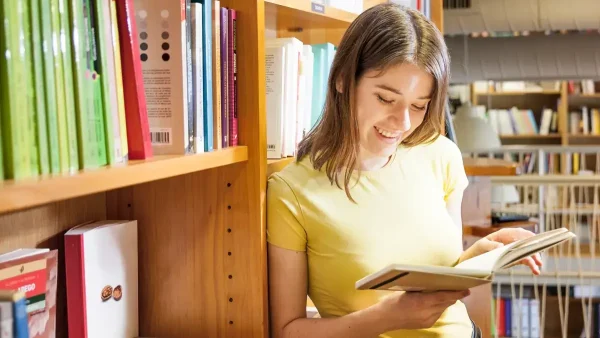 Estudiante con libro