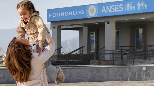 Madre en Anses con cartel de AUH y SUAF