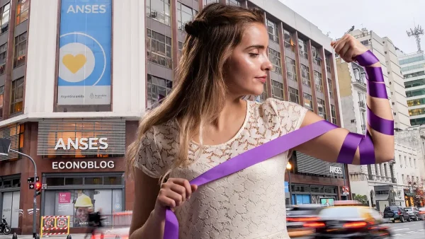 Mujer con lazo violeta en Anses