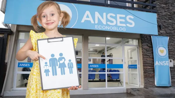 Niña con hoja de la AUH en Anses