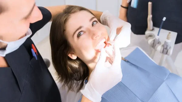 Odontólogo con paciente