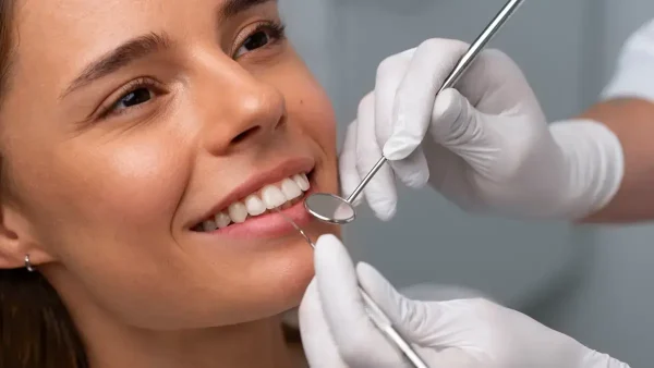 Odontólogo con paciente