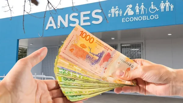 Mano con pesos frente a Anses