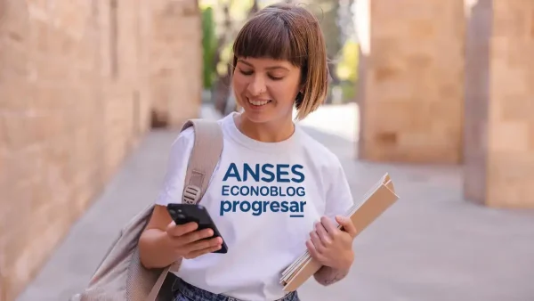 Titular de Progresar con celular y buzo de Anses