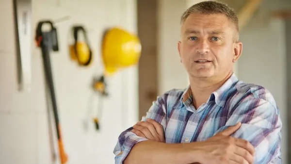 Trabajador cruzado de brazos