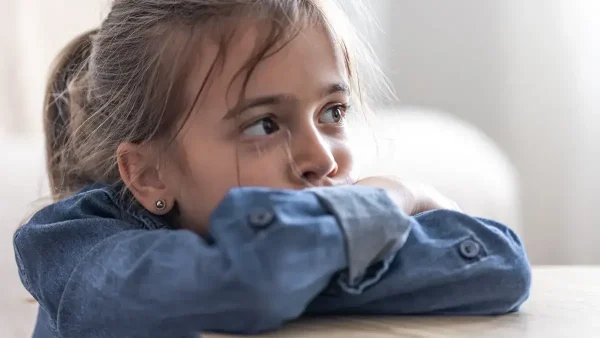 Niña con mirada triste