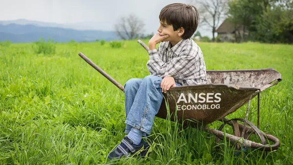 Hijo de trabajador rural en carretilla de Anses