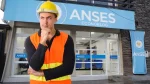 Trabajador con casco pensando en Anses
