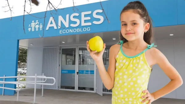 Niña de la AUH en Anses