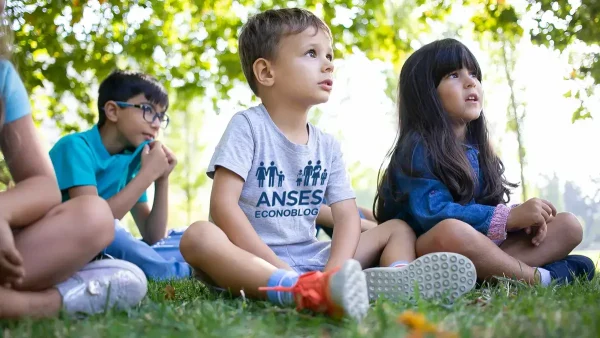 Beneficiarios de AUH Y SUAF con remera de Anses