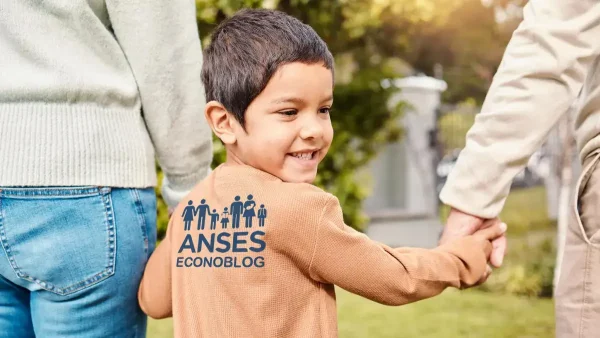 Niño con ropa de Anses para SUAF y AUH