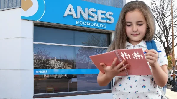 Estudiante con libro de AUH o SUAF en Anses