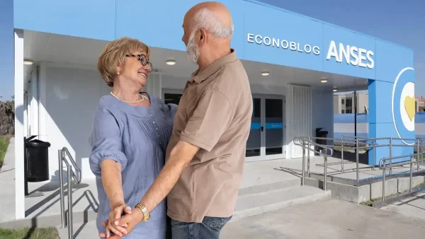 Jubilados bailando en Anses