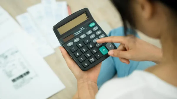 Mujer con una calculadora