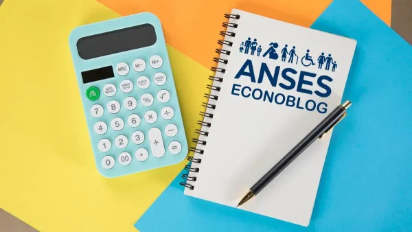 Calculadora junto a cuaderno de Anses