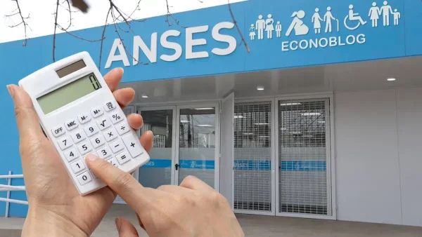 Mano sujetando calculadora frente a Anses