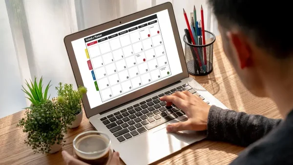 Hombre mirando calendario
