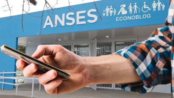 Mano con celular frente a Anses