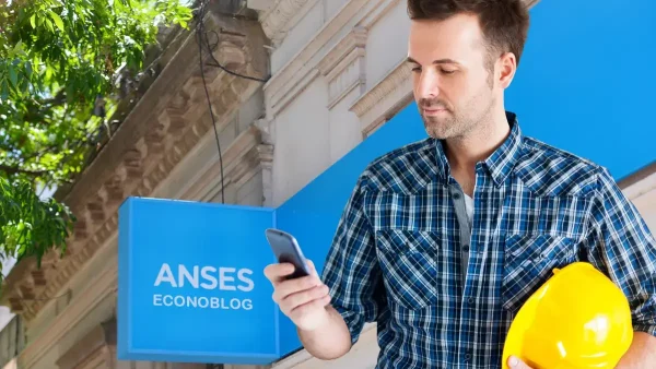 Trabajador con celular frente a Anses