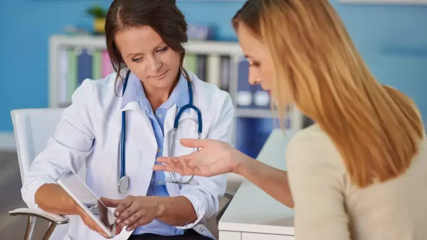 Doctora con su paciente