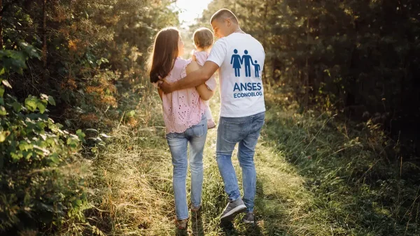 Familia con remera de Anses para SUAF