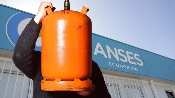 Sosteniendo una garrafa en Anses