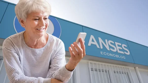 Jubilada de Anses con celular