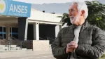 Jubilado frente a oficina de Anses
