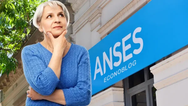 Jubilada pensando frente a cartel de Anses
