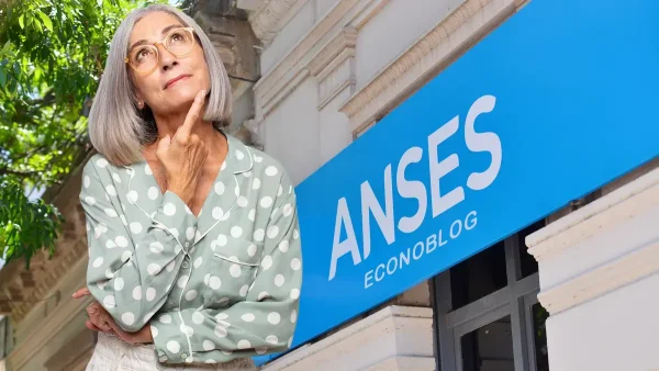 Jubilada pensando frente a Anses