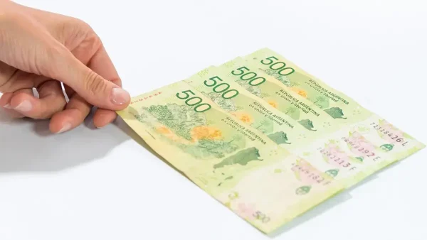 Mano con pesos