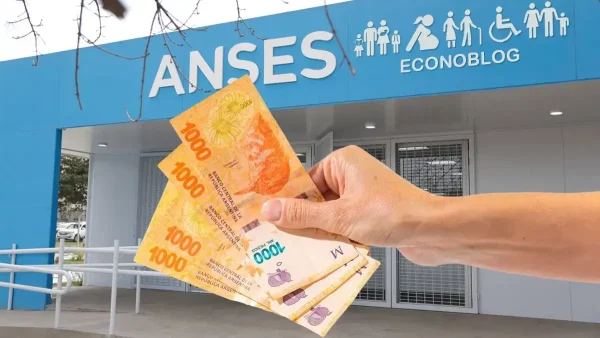 Mano sosteniendo pesos en Anses
