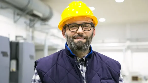 Trabajador con casco