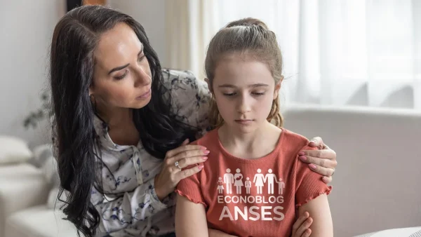 Niña triste de la AUH o SUAF con remera de Anses