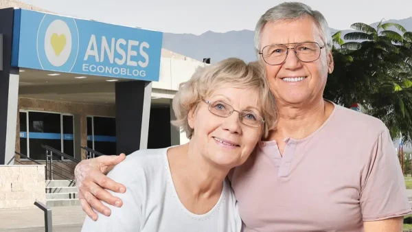 Pareja de jubilados abrazados en Anses