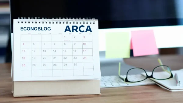 Calendario de ARCA junto a lentes