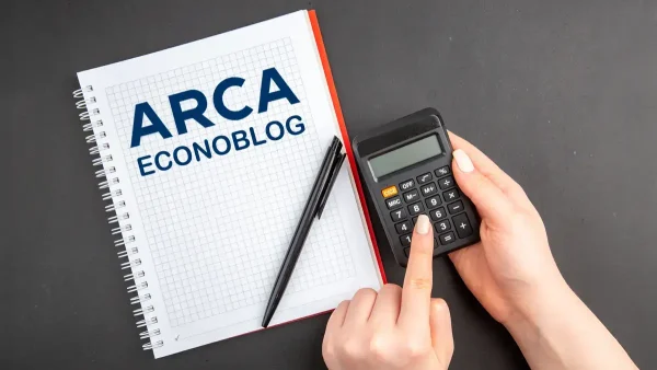 Calculadora junto a cuaderno de ARCA