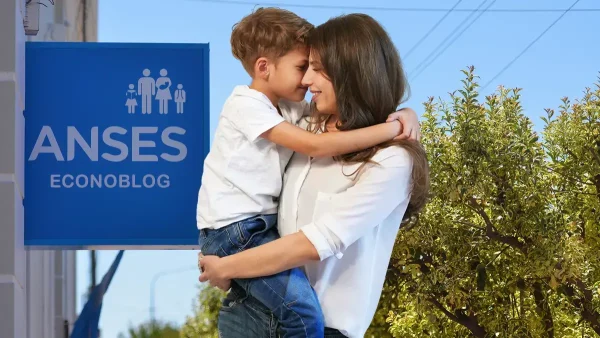 Mamá de la AUH frente a cartel de Anses